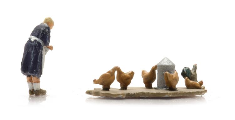 FEMME DE FERMIER AVEC DES POULES