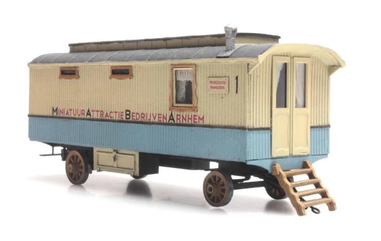 ANCIENNE ROULOTTE DE FORAIN BLEU CLAIR ET BEIGE ( MINIATUUR ATTRACTIE BEDRIJVEN ARNHEM )