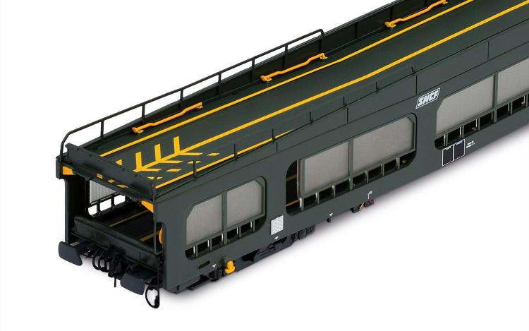 WAGON PORTE AUTOS DD DEV 66 LIVRÉE VERTE AVEC LOGO BLANC ENCADRÉ AVEC DES PANNEAUX DE PROTECTION SEMI-TRANSPARENTS SNCF