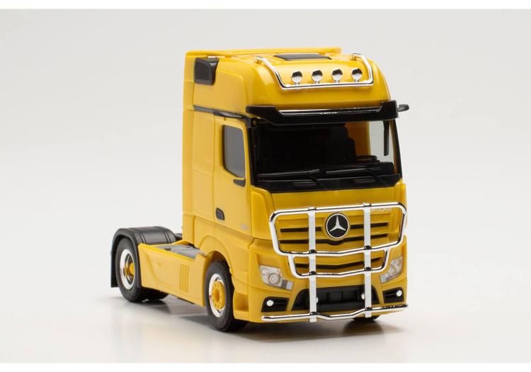 TRACTEUR  MERCEDES BENZ MB ACTROS GIGASPACE A 2 ESSIEUX JAUNE AVEC PARE-BUFFLE ET RAMPE DE LAMPE SUR LE TOIT