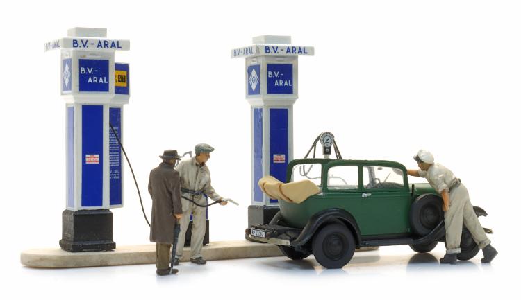 STATION-ESSENCE FIGURINES