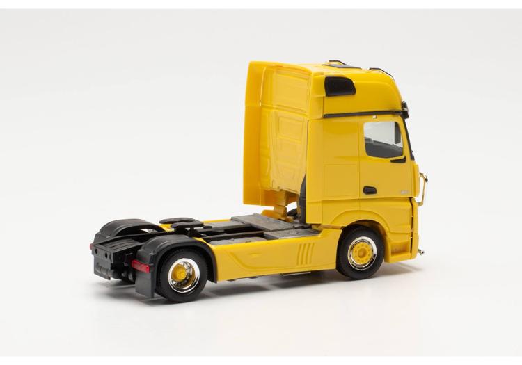 TRACTEUR  MERCEDES BENZ MB ACTROS GIGASPACE A 2 ESSIEUX JAUNE AVEC PARE-BUFFLE ET RAMPE DE LAMPE SUR LE TOIT