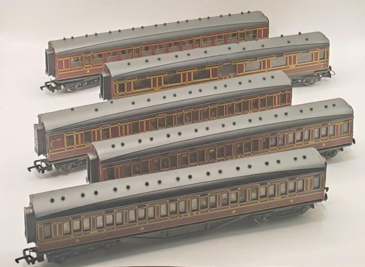 RAME DE 7 VOITURES VOYAGEURS LMS RAILWAY AVEC 1 LOCOMOTIVE A VAPEUR 4-6-0 HECTOR