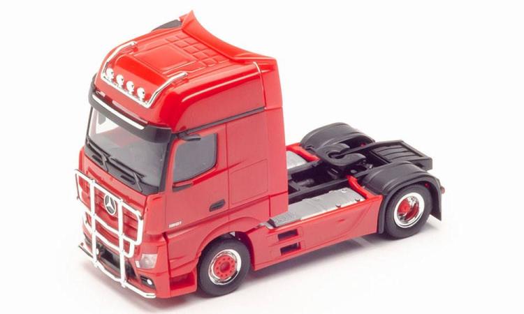 TRACTEUR MERCEDES BENZ MB ACTROS GIGASPACE A 2 ESSIEUX ROUGE AVEC PARE-BUFFLE ET RAMPE DE LAMPE SUR LE TOIT