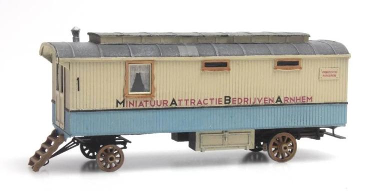 ANCIENNE ROULOTTE DE FORAIN BLEU CLAIR ET BEIGE ( MINIATUUR ATTRACTIE BEDRIJVEN ARNHEM )